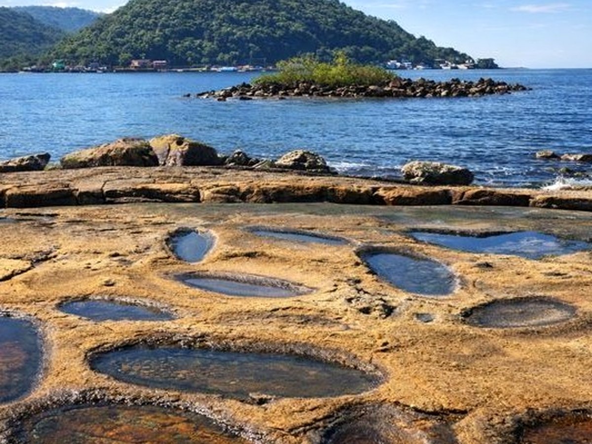 Paisagem de praia e costão no litoral